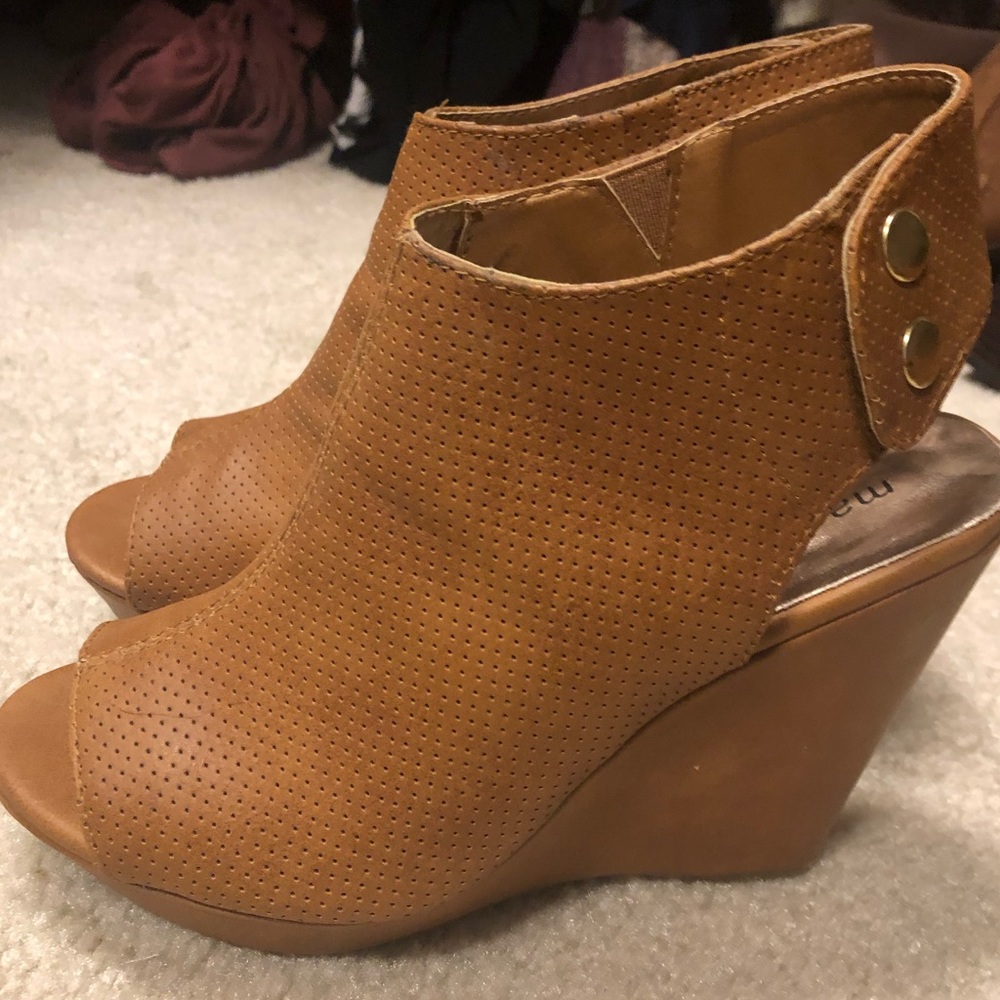 Cognac madden girl wedges